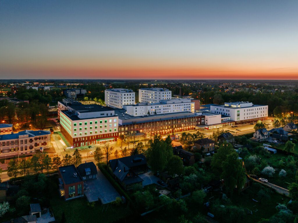 Tartu Ülikooli Kliinikumi kompleks õhtuvalguses, vaade õhust