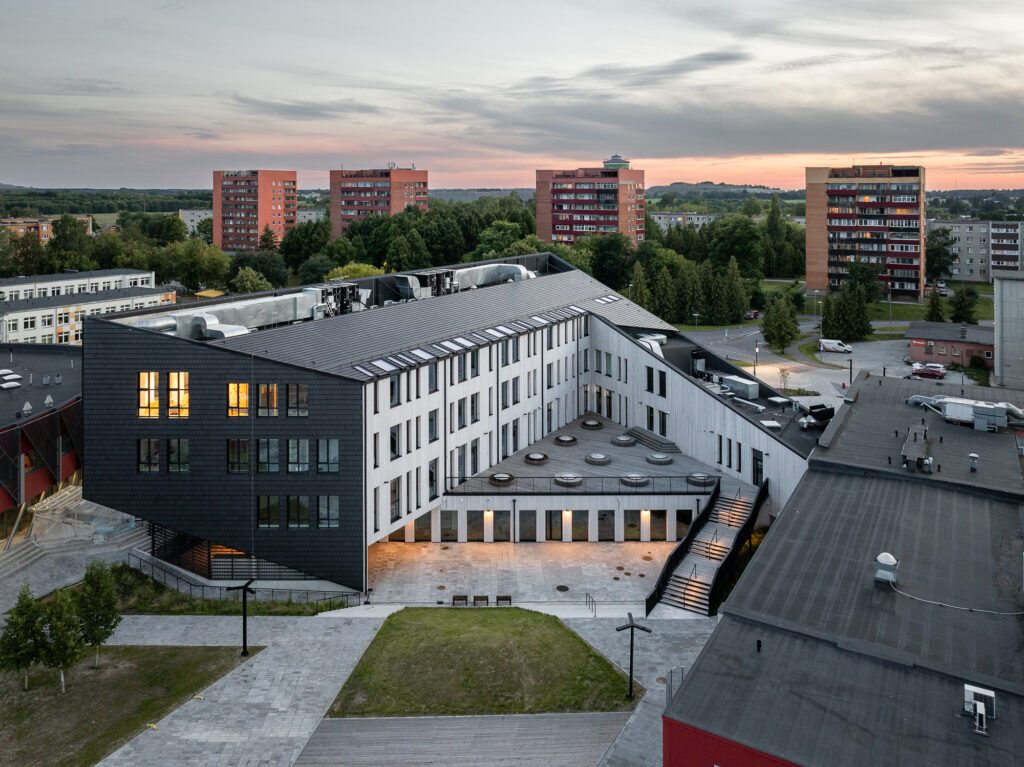 Jõhvi Põhikool droonilt, hoone linnaruumis